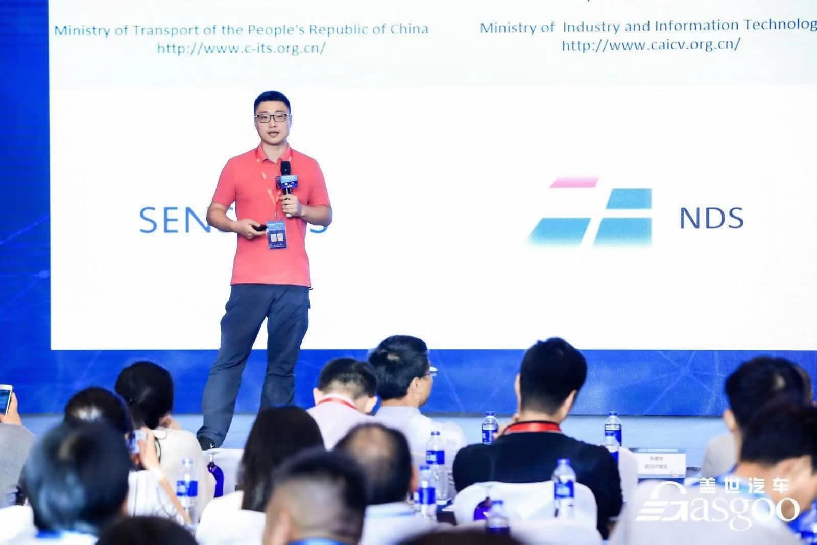 �������ǲ���嫣�����ʵʱ�Զ���ʻ�߾��ȵ�ͼ����